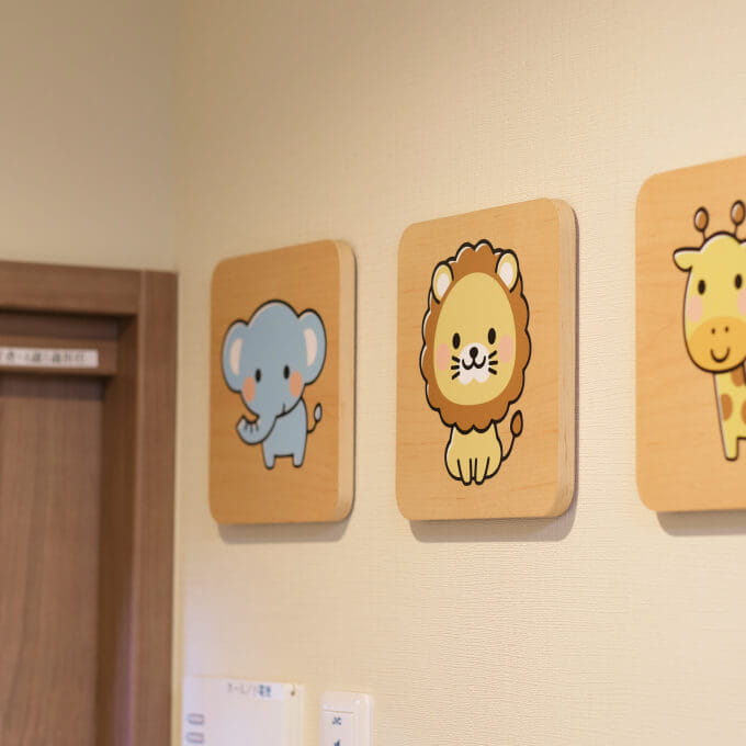 室内の壁に飾られた動物のイラスト